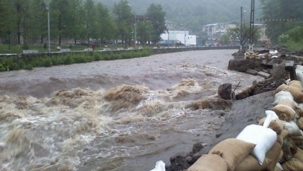 Alertă de inundații! Cod Portocaliu pe râuri din zece județe, până sâmbătă la prânz