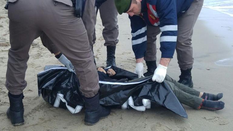 Zeci de cadavre ale refugiaților care au murit înecați, aduse de valuri pe tărmul Mării Mediterane