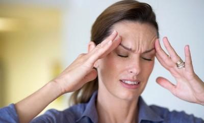 Femeile suferinde de migrenă, mai expuse riscului de boli cardiovasculare
