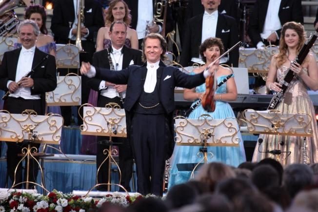 Peste câteva zile, marele violonist ANDRE RIEU revine la București cu un nou program muzical