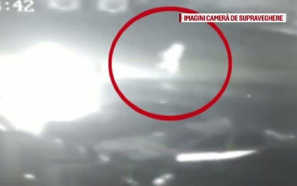 Mașină de poliție incendiată premeditat cu un cocktail Molotov (VIDEO)