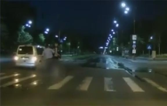Revoltător! Tânăr, încătușat, lovit de mai mulți polițiști în București (VIDEO). Ce spun poliţiştii  