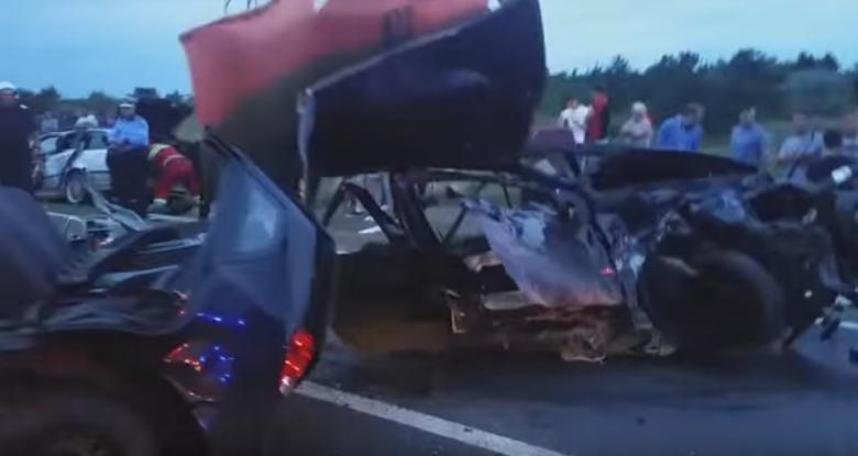 ACCIDENT VIOLENT la Valu lui Traian. Microbuz al Jandarmeriei, izbit în plin de un BMW, nouă răniți (VIDEO)