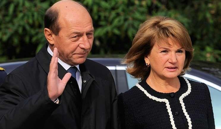 Maria şi Traian Băsescu au primit cetăţenia moldovenească. În regim de urgenţă!