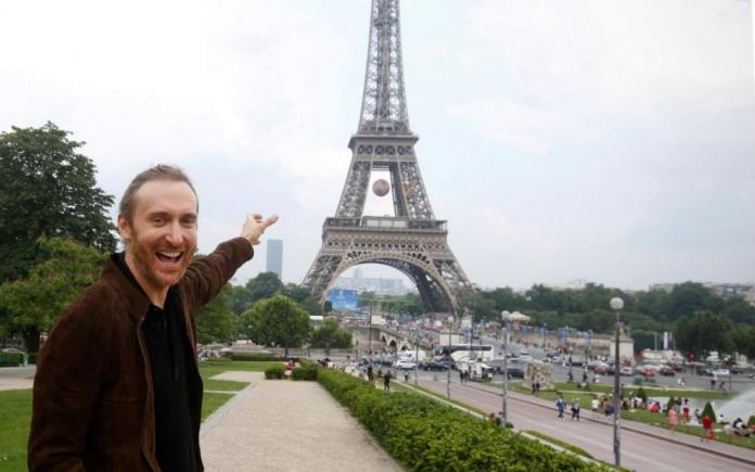 Show DJ David Guetta, lângă Turnul Eiffel (video)