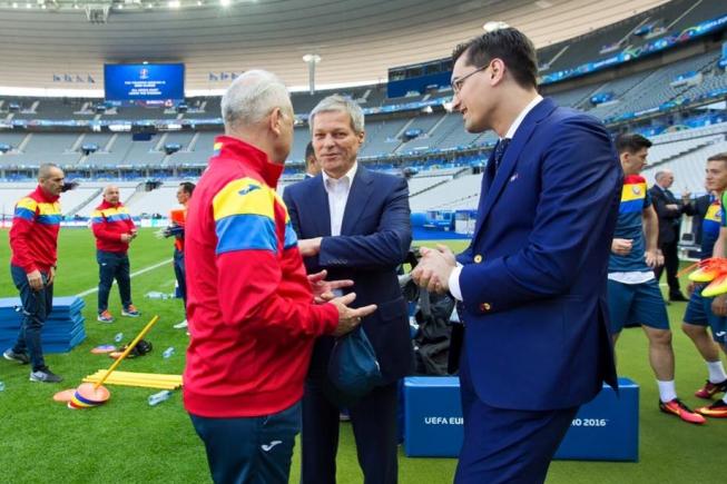 Cioloș merge diseară pe Stade de France. Premierul va urmări meciul România - Franța alături de Francois Hollande