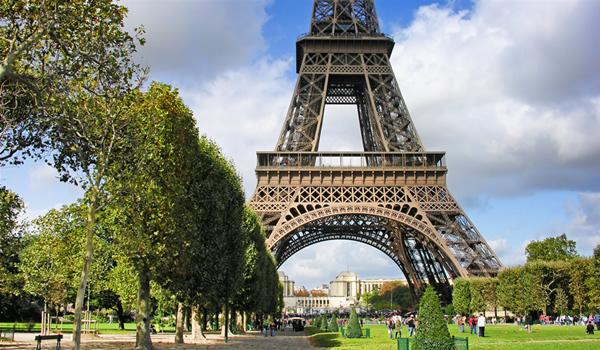  Marţi, Turnul Eiffel protestează
