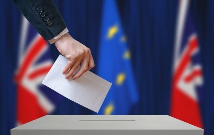 Referendumul din Marea Britanie s-a încheiat. Primul sondaj indică un vot favorabil rămânerii în UE