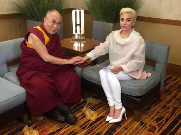 Chinezii au luat-o razna de la o fotografie cu Lady Gaga și Dalai Lama