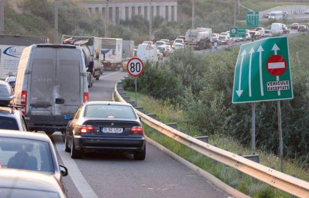 Şoferi, înarmaţi-vă cu răbdare! Trafic îngreunat pe Autostrada Soarelui: 19 maşini implicate în tamponări 