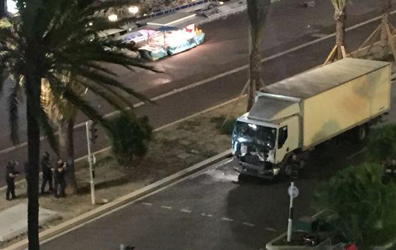 Atentat la Nisa: Un camion a pătruns în mulțimea aflată pe Promenade des Anglais. Zeci de morți și răniți (LIVE VIDEO)