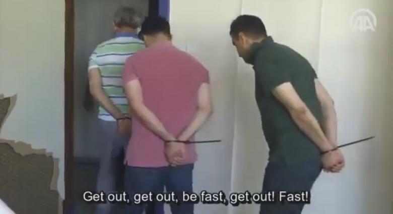 Însângeraţi, încătuşaţi, forțați să îngenunchieze dezbrăcaţi. Cum sunt TORTURAȚI puciștii în Turcia (VIDEO)