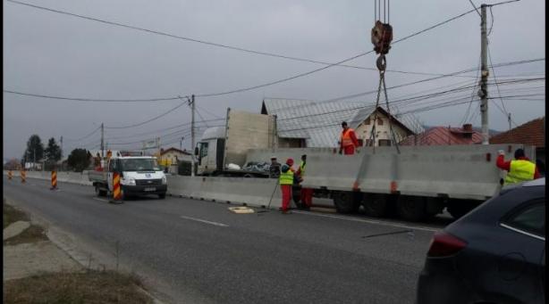 Începe montarea separatoarelor de sens pe DN1, în zonele Metro şi Otopeni