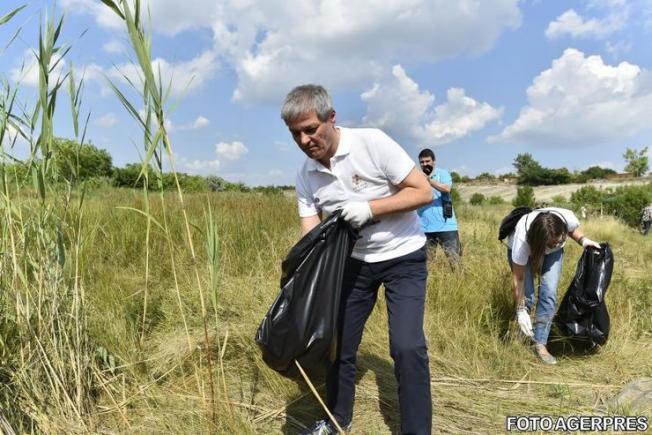 Război pe drepturile veteranilor. Premierul Cioloş iese la atac