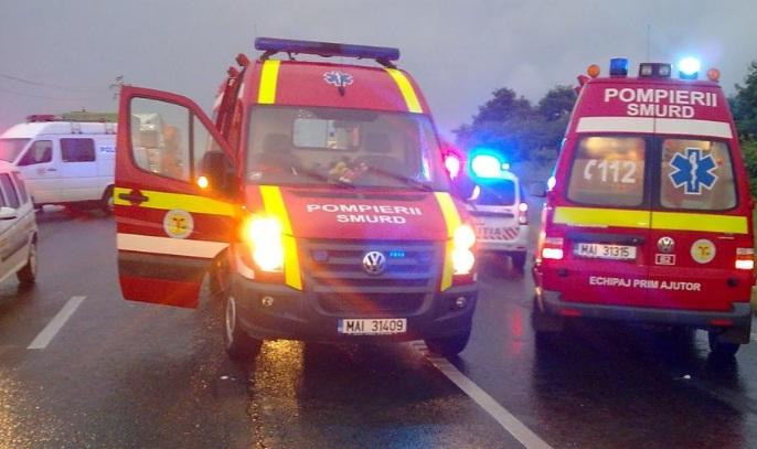 TRAFIC OPRIT pe Valea Oltului, după ce un microbuz s-a ciocnit cu un autoturism. Patru persoane sunt rănite