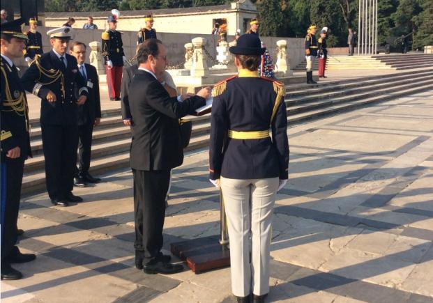 Prima vizită a lui Hollande în România. Marseilleza, cântată la Monumentul Soldatului Necunoscut (VIDEO)