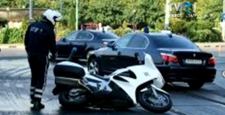 Incident în timpul vizitei lui Hollande. Un motociclist din coloana oficială a căzut la intrarea în Parcul Carol (VIDEO)