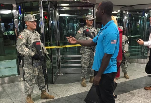 Un terminal al aeroportului newyorkez LaGuardia, EVACUAT. Pasager: Sunt militari înarmați peste tot (VIDEO)