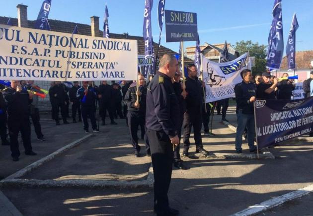 Proteste în penitenciarele din România. Ministrul Justiției, huiduit la Gherla (VIDEO)