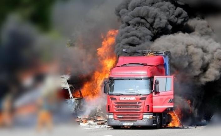 TRAFIC BLOCAT pe A1, sensul spre București. Un TIR a luat foc în timpul mersului