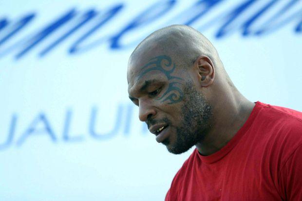 Întâlnire „grea“ în Senatul României. Ferea, Mike Tyson, „băiatul rău“ al Americii, a ajuns! 