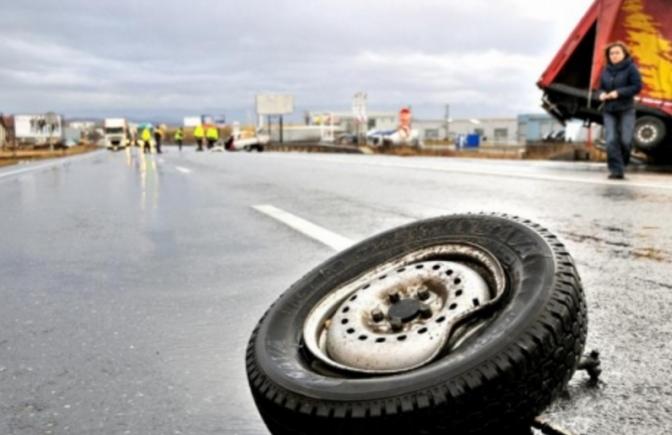 Traficul pe A1, deviat. Două camioane s-au ciocnit pe sensul de mers către Capitală. O persoană a fost rănită