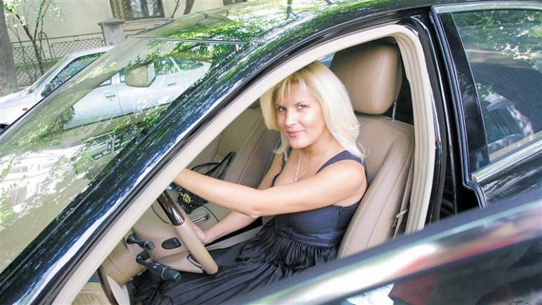 Fericirea, bat-o vina! Elena Udrea, IMPRESII după prima zi de master la Facultatea de Teologie