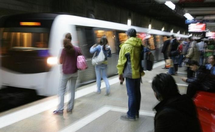 Circulație OPRITĂ la metrou. Trei femei au leșinat în trenuri, în stații diferite