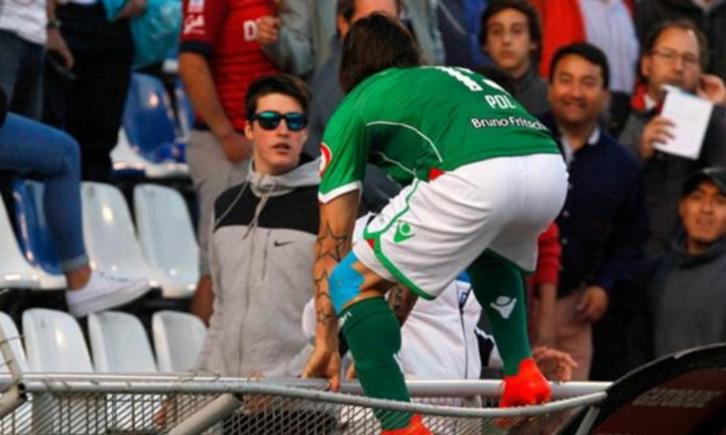 GEST ȘOCANT pe teren, în Chile. Un fost jucător al Daciei Mioveni escaladează un gard și lovește cu piciorul în cap un fan! (VIDEO)