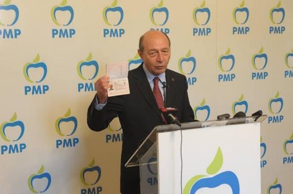Băsescu a primit pașaport moldovenesc: 