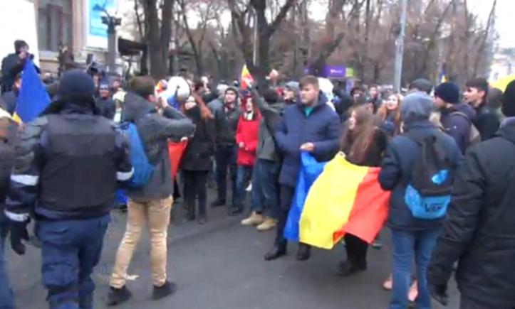 LIVE VIDEO - Proteste la Chişinău. Sute de moldoveni cer invalidarea alegerilor prezidențiale și organizarea unui nou tur de scrutin