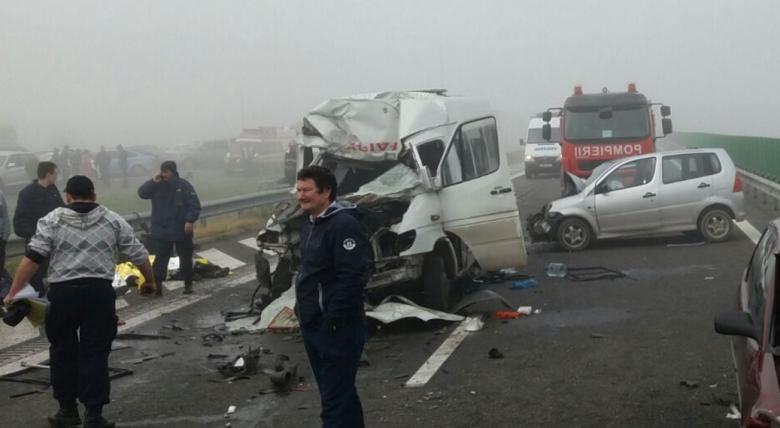 Accidente în lanț pe A2, din cauza poleiului: 17 mașini implicate, 22 de persoane rănite. Traficul este îngreunat la ieșirea din București (VIDEO)