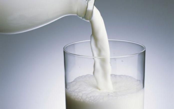 Ce dăm copiilor pentru a-i proteja de obezitate: lapte integral sau lapte degresat?