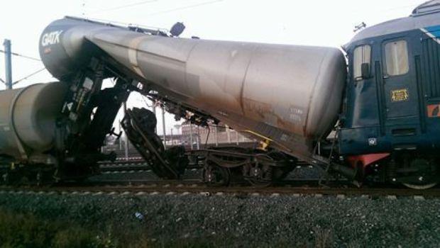 Mecanicul şi şeful de tren, beţi turtă!  Au intrat cu locomotiva în vagoanele încărcate cu motorină