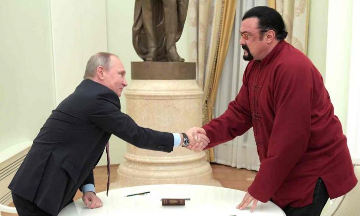 Putin i-a dat personal pașaportul rusesc actorului Steven Seagal