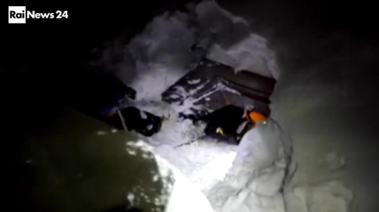 Tragedie în Apenini. Hotel, îngropat de o avalanşă produsă de seria de cutremure din Italia (live video)