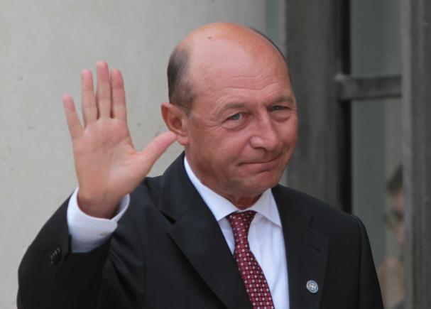 Mesajul lui Basescu adresat soției premierului Grindeanu: "Fiţi bărbată şi nu lăcrimaţi pentru câteva fluierături"