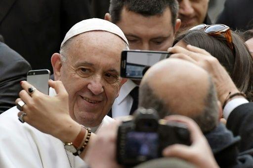Papa Francisc: La masă, nu se vorbeşte la telefon!