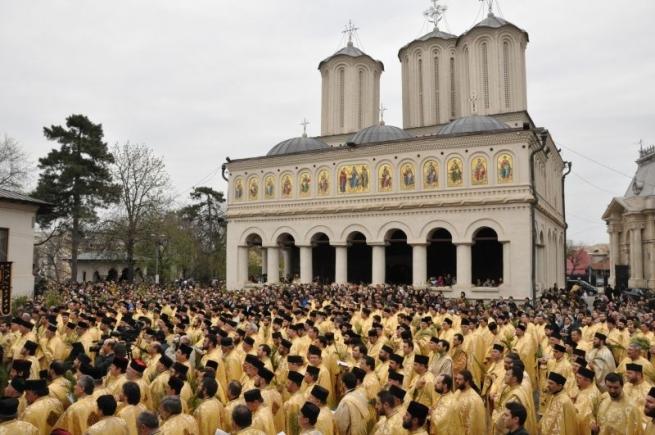 Patriarhia Română se revoltă: O formă alternativă de familie este contrară credinţei creştine