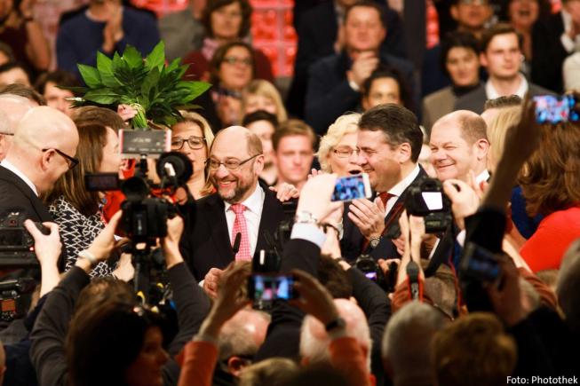 Stimate tovarăşe, stimaţi tovarăşi, Martin Schulz a fost ales cu 100% dintre voturi preşedintele Partidului Social Democrat german