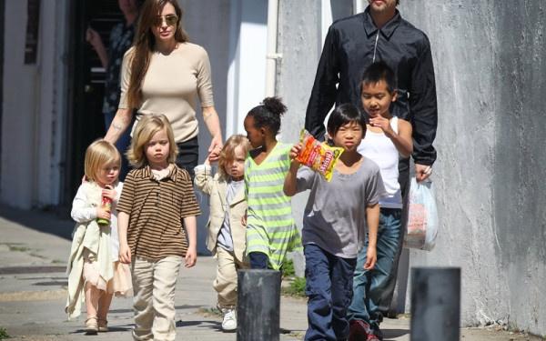 Angelina Jolie merge mai departe. A cumpărat o vilă pentru cei șase copii