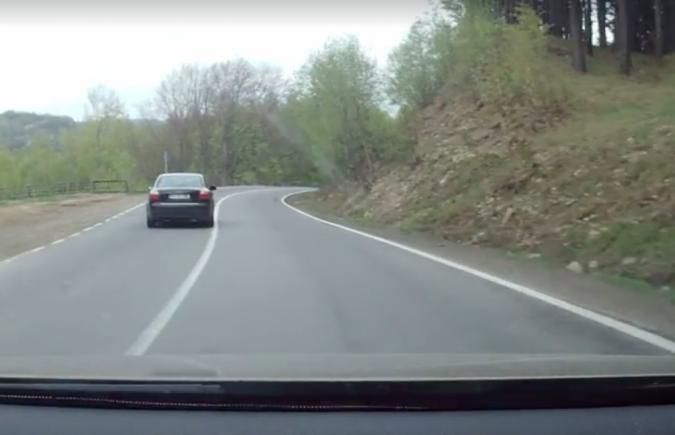 Șofer beat, conducând haotic pe o șosea din România (VIDEO)