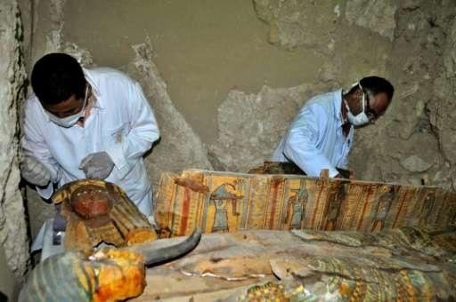 Mai multe mumii şi sarcofage descoperite în Egipt