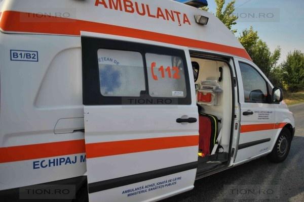 Motivul aberant pentru care echipajul unei ambulanțe a fost atacat cu săbii și cuțite de un grup de țigani