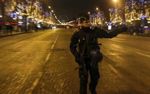 Focuri de armă pe Champs-Elysees: Un polițist ucis și alți doi răniți grav - video