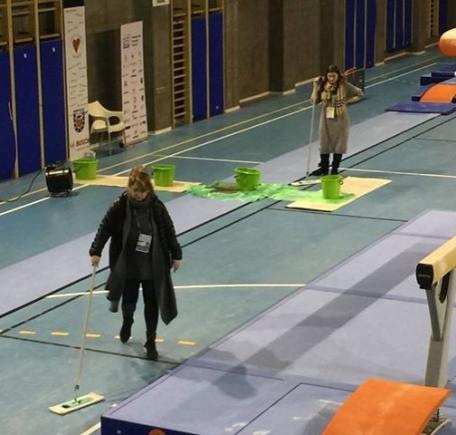 Scene ruşinoase la Campionatul European de gimnastică. Antrenoarea Mariana Bitang a dat cu mopul!