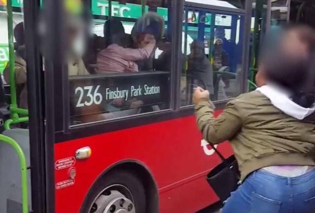 Ce se poate întâmpla când aștepți autobuzul în Londra? Încăierare, pumni, țipete! (VIDEO)