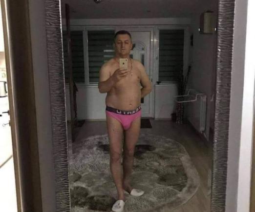 România nebunilor! Poza primarului în chiloți, roz, e pe internet! (FOTO)