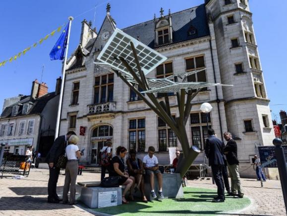 Arbore cu frunze fotovoltaice, inaugurat la Nevers, în Franţa. La ce foloseşte un eTree (VIDEO)