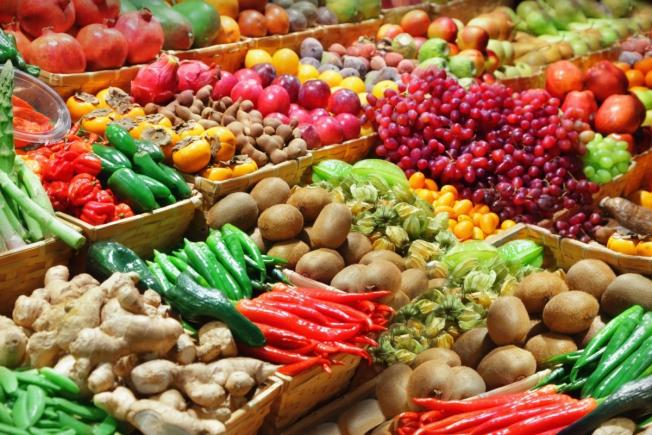 De ce plătesc românii de două-trei ori mai mult pentru legumele din pieţe